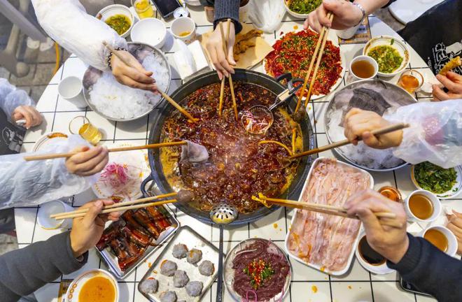 重庆火锅“涮出”3千亿大市场PG电子麻将胡了热辣滚烫！(图2)