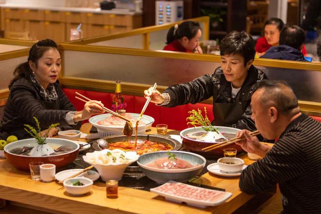 重庆火锅“涮出”3千亿大市场PG电子麻将胡了热辣滚烫！(图6)