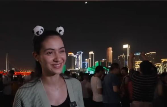 呼“甲亢哥没骗我”外国人疯狂点赞重庆灯光秀PG麻将胡了免费试玩模拟器外国人来重庆直(图5)