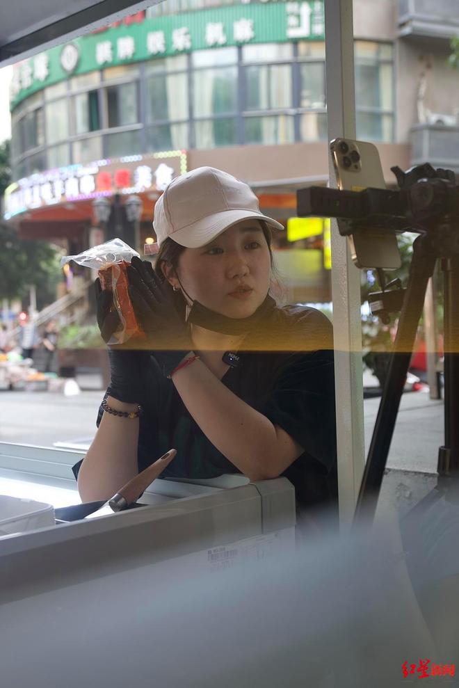妈近况曝光！摆摊卖甜品想踏出重生第一步PG麻将胡了模拟器“重庆姐弟坠亡案”妈(图2)